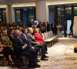 Su Majestad el Rey durante la presentación a cargo del presidente editor de Editorial Ecoprensa, Gregorio Peña